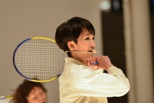 “ラケットダンス”をする剛力彩芽。