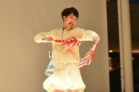 旗を振る剛力彩芽。