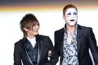 左より喜矢武豊（Gita-）、樽美酒研二（Doramu）。