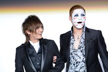 左より喜矢武豊（Gita-）、樽美酒研二（Doramu）。