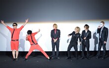 ゴールデンボンバーの目の前でネタを披露する8.6秒バズーカー。