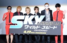 フォトセッションに応じる8.6秒バズーカーとゴールデンボンバー。