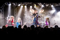 オープニングアクトを務めたLOGのライブの様子。