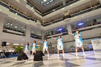 Juice=Juiceによる「Wonderful World / Ca va ? Ca va ?（サヴァサヴァ）」リリースイベントの様子。