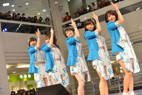 Juice=Juiceによる「Wonderful World / Ca va ? Ca va ?（サヴァサヴァ）」リリースイベントの様子。