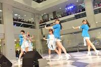 Juice=Juiceによる「Wonderful World / Ca va ? Ca va ?（サヴァサヴァ）」リリースイベントの様子。