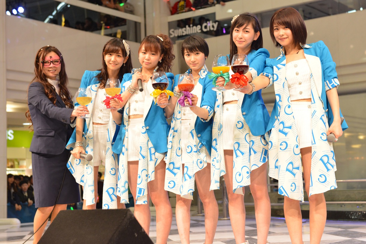 “開運ジュース”を手に乾杯するぷりあでぃす玲奈とJuice=Juice。