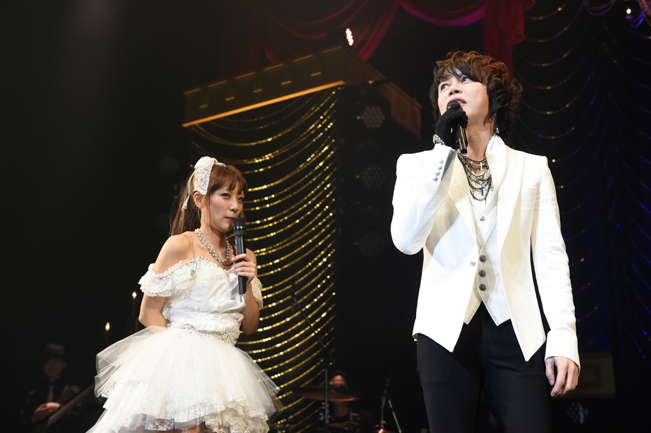 左から高橋みなみ、西川貴教（T.M.Revolution）。 (c)AKS