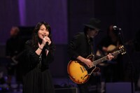 「MUSIC FAIR」出演時のLOVE PSYCHEDELICO。 (c)フジテレビ