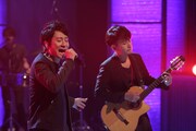 「MUSIC FAIR」出演時のポルノグラフィティ。 (c)フジテレビ