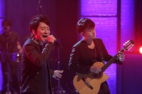 「MUSIC FAIR」出演時のポルノグラフィティ。 (c)フジテレビ