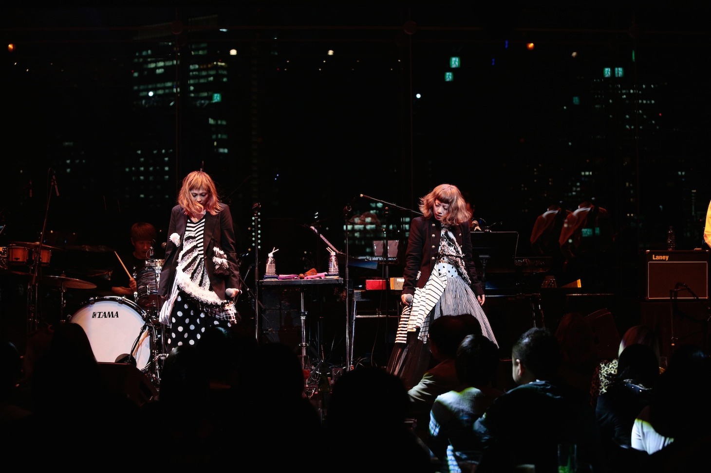 PUFFY「パフィーのBillboard Show」東京・Billboard Live TOKYOの様子。