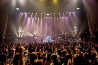 2月に東京・中野サンプラザホールにて行われたデビュー20周年記念ライブ「堂島孝平 活動20周年記念公演 オールスター大感謝祭！」の様子。（撮影：大出丈仁）