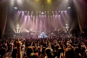2月に東京・中野サンプラザホールにて行われたデビュー20周年記念ライブ「堂島孝平 活動20周年記念公演 オールスター大感謝祭!」の様子。(撮影:大出丈仁)