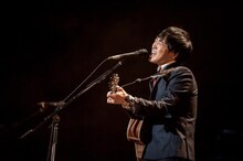 2月に東京・中野サンプラザホールにて行われたデビュー20周年記念ライブ「堂島孝平 活動20周年記念公演 オールスター大感謝祭！」の様子。（撮影：大出丈仁）
