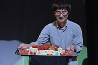 バースデーケーキを持って登場したconnie。