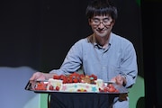 バースデーケーキを持って登場したconnie。