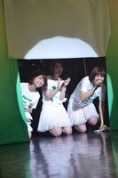 幕が下りるギリギリまで歌うNegicco。