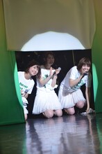 幕が下りるギリギリまで歌うNegicco。