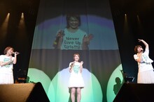 誕生日を祝福されるNao☆（中央）