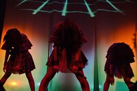 「Space Nekojaracy」を披露するNegicco。