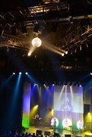 長谷泰宏（ユメトコスメ）の演奏をバックに「Falling Stars」を歌うNegicco。