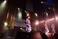 木暮晋也とNegiBandホーン隊の演奏をバックに「Summer Breeze」を歌うNegicco。