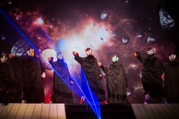 黒いマントとマスク姿で登場した超特急。（撮影：米山三郎［SignaL］）