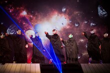 黒いマントとマスク姿で登場した超特急。（撮影：米山三郎［SignaL］）