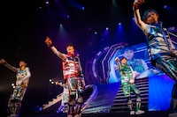 超特急「BULLET TRAIN ONEMAN SHOW SPRING HALL TOUR2015 “20億分のLINK 僕らのRING”」ファイナル公演の様子。（撮影：米山三郎［SignaL］）