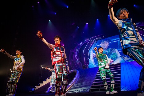 超特急「BULLET TRAIN ONEMAN SHOW SPRING HALL TOUR2015 “20億分のLINK 僕らのRING”」ファイナル公演の様子。（撮影：米山三郎［SignaL］）