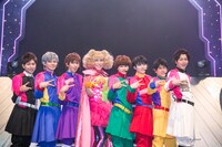 NHKホールのステージで記念撮影する超特急とKABA.ちゃん。（撮影：米山三郎［SignaL］）