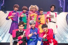 NHKホールのステージで記念撮影する超特急とKABA.ちゃん。（撮影：米山三郎［SignaL］）