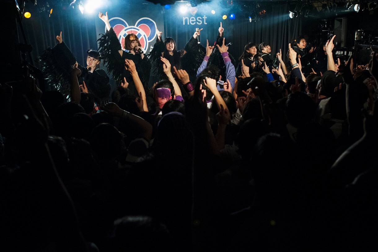 BELLRING少女ハートによるライブの様子。