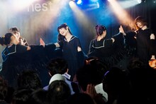 BELLRING少女ハートによるライブの様子。
