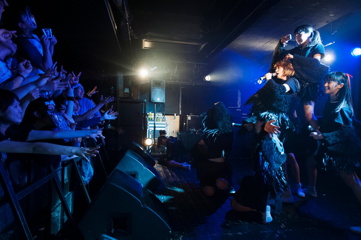 BELLRING少女ハートによるライブの様子。