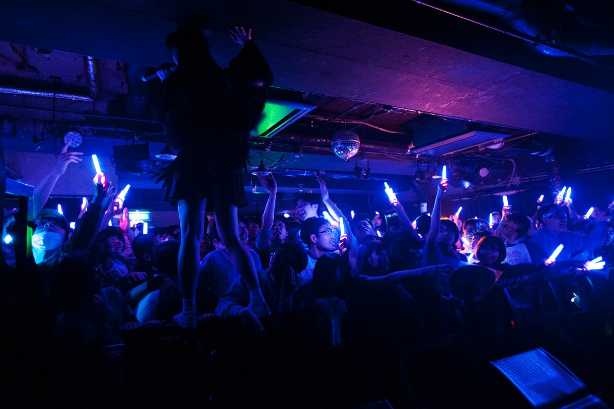 BELLRING少女ハートによるライブの様子。