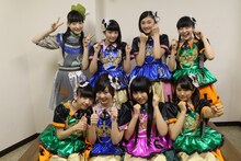 全国ツアー「私立恵比寿中学飛び出せ全十ホールツアー 2015～わっくわくはるバルーンGOGO～」の衣装を着たエビ中。