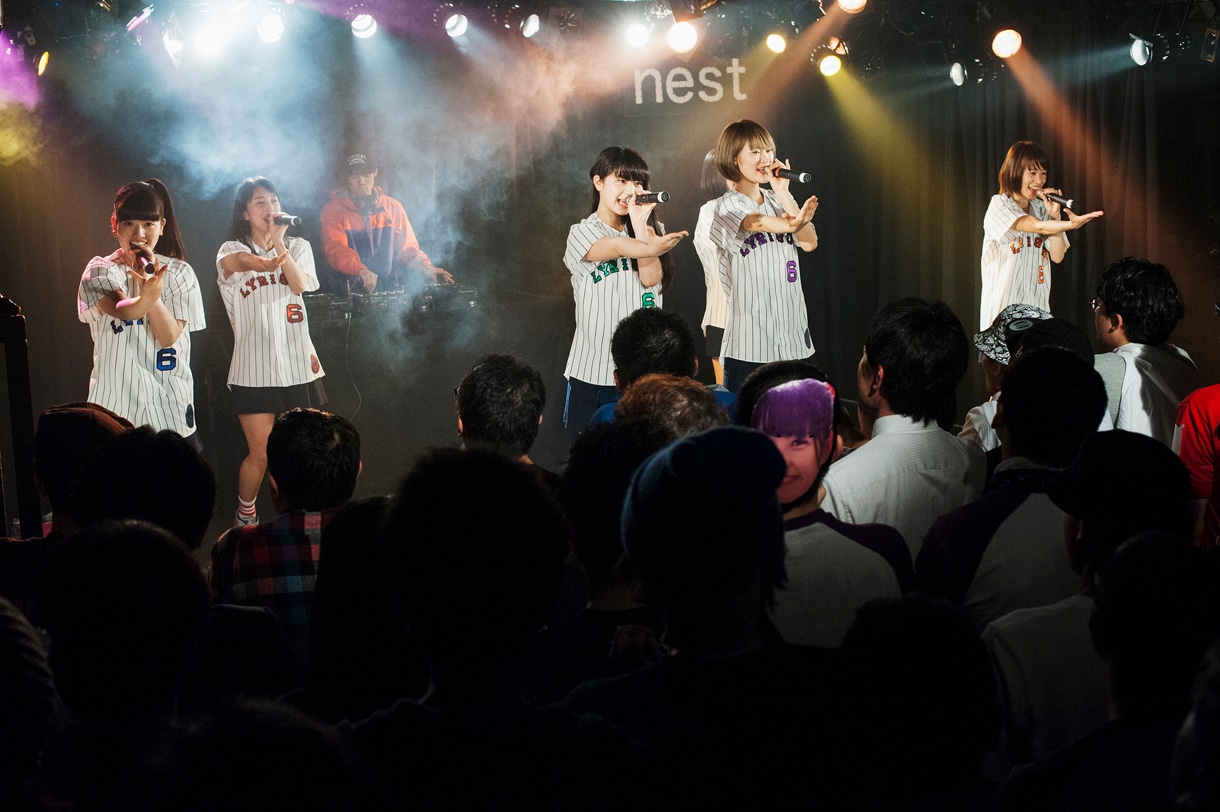 lyrical schoolによるライブの様子。