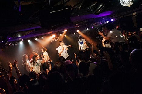 lyrical schoolによるライブの様子。