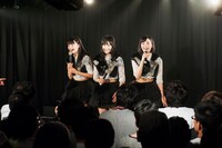 Party Rocketsによるライブの様子。