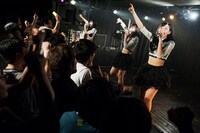 Party Rocketsによるライブの様子。