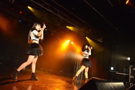 Party Rocketによるライブの様子。