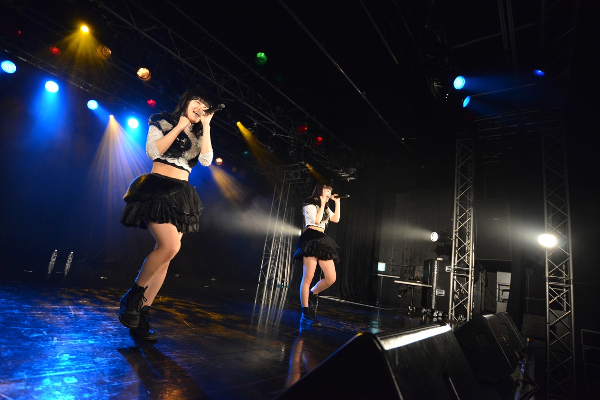 Party Rocketによるライブの様子。