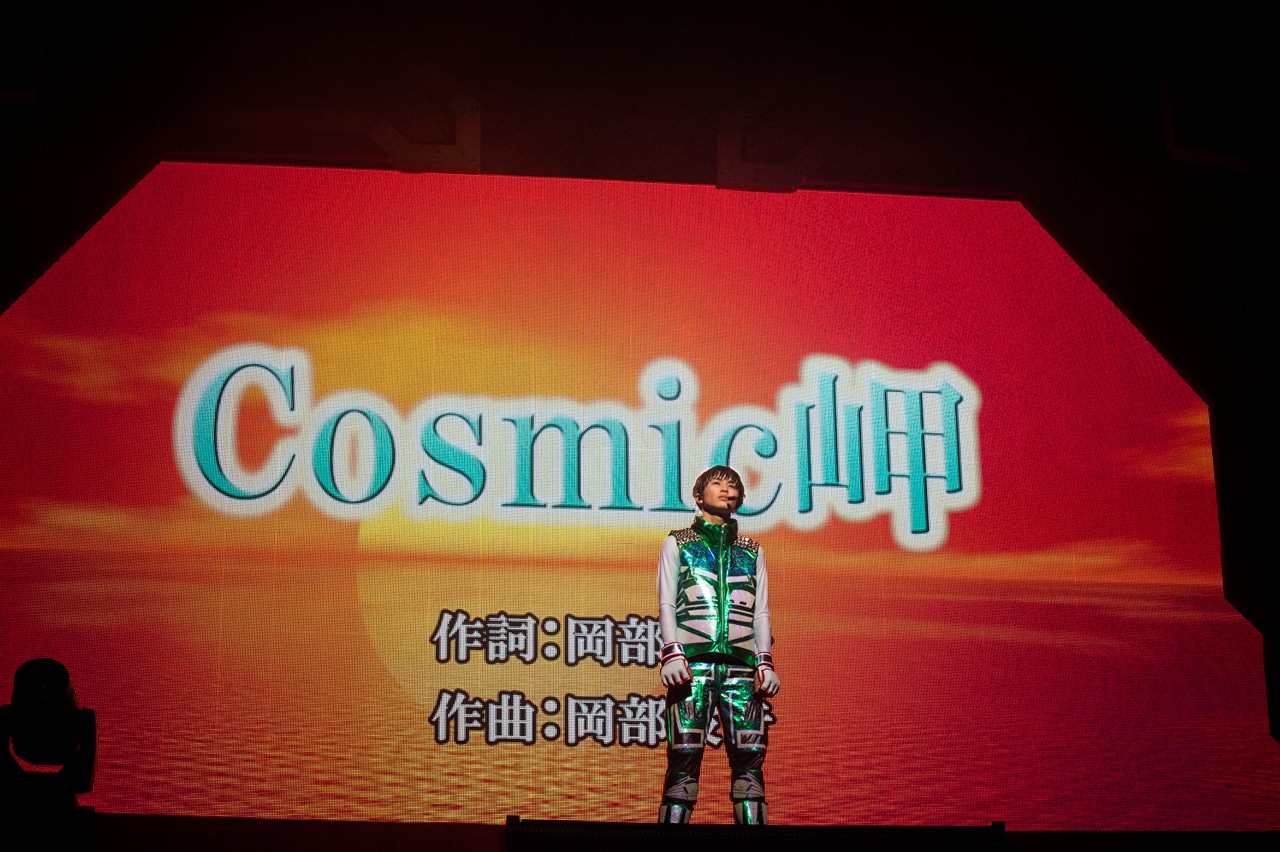ソロ曲「Cosmic岬」を披露するタクヤ。（撮影：米山三郎［SignaL］）