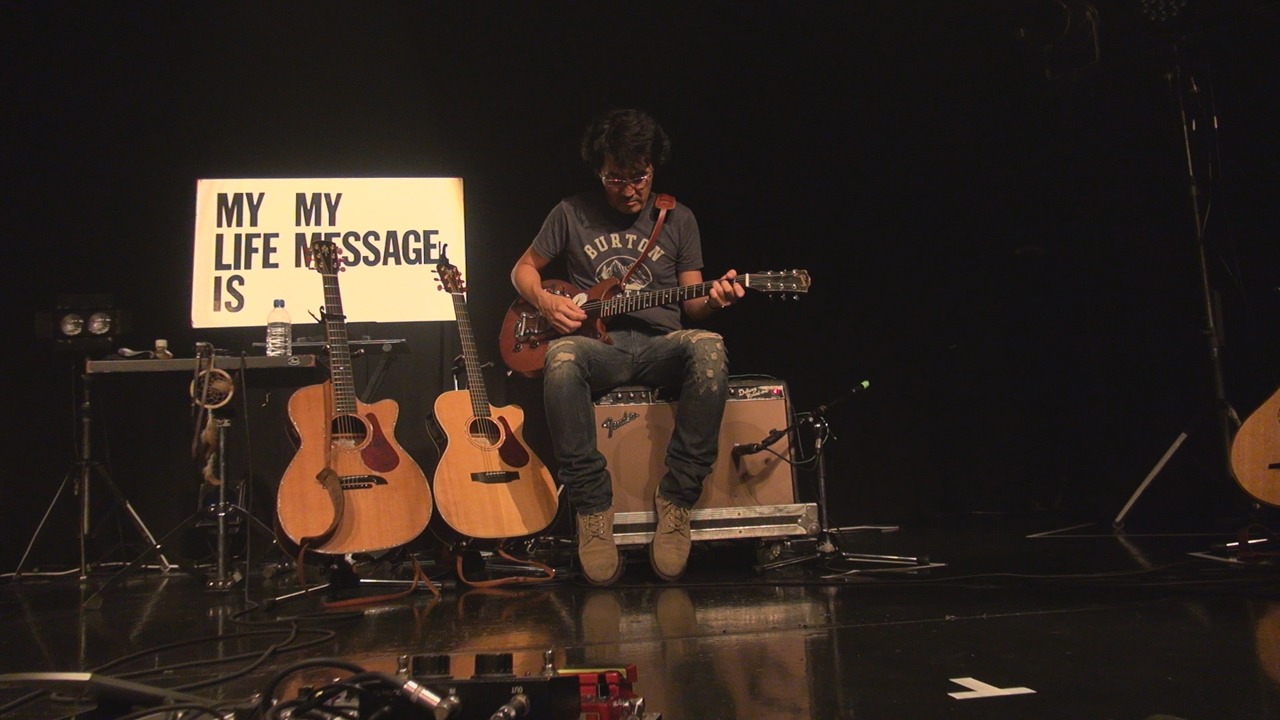 「EVERYDAY WALKING -MY LIFE IS MY MESSAGE TOUR 2014」のワンシーン。