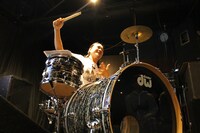 ドラムソロを披露するBOBO。