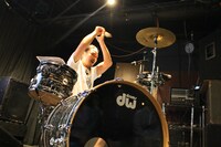 ドラムソロを披露するBOBO。