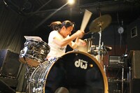 ドラムソロを披露するBOBO。