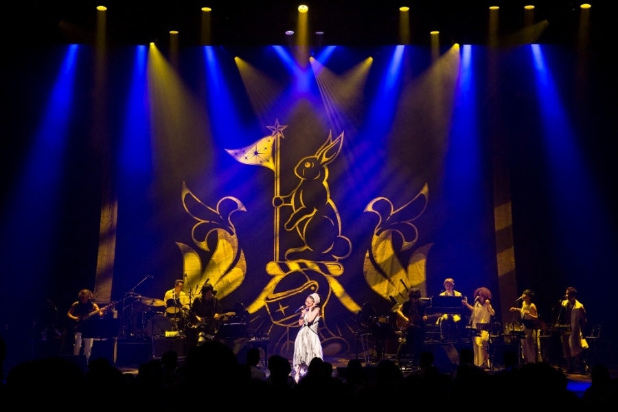MISIA「星空のライヴVIII MOON JOURNEY」愛知県芸術劇場公演の様子。